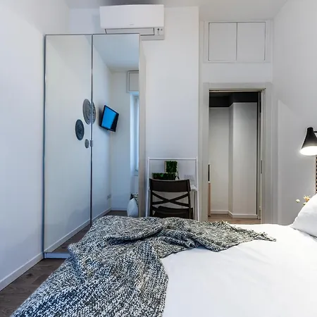 Stayeasy Quadronno33 - 3 Bedrooms, 2 Baths - Duomo Walking Distance Milano
