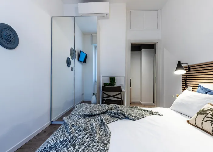 Stayeasy Quadronno33 - 3 Bedrooms, 2 Baths - Duomo Walking Distance Milão